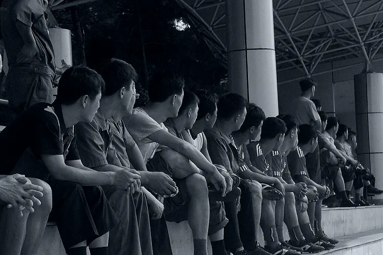 青训球场上几名少年在进行传接训练的画面(布斯克茨样本:把转身变成一门技术)