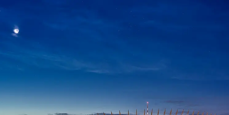 大型球场内夜色下人群与旗帜的画面(对手的异常不在技术层面)