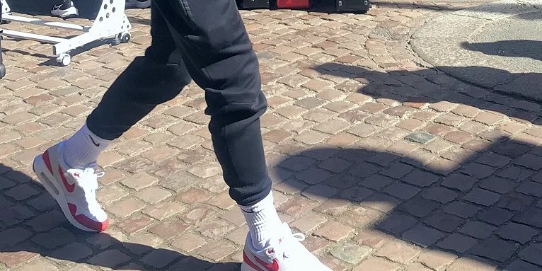 肋部接球转身瞬间的对抗画面(逆足与顺足的差异被位置改变放大)